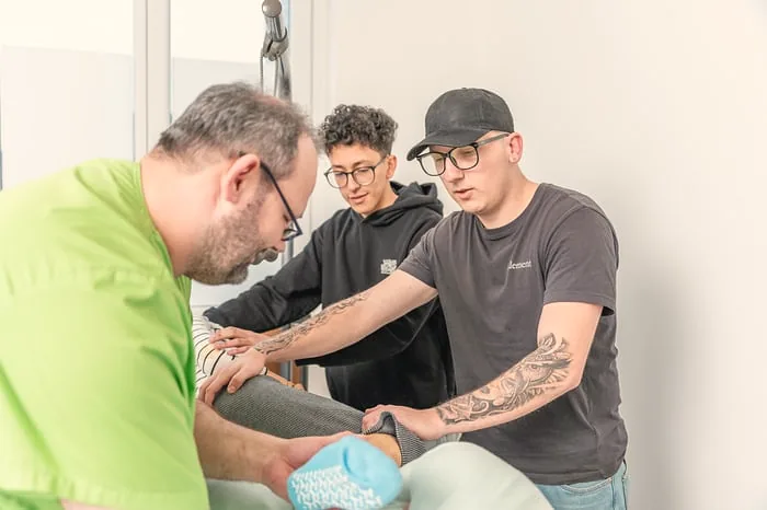 Pflegeausbildung an der Pflegepuppe bei Aktiv Dahoam