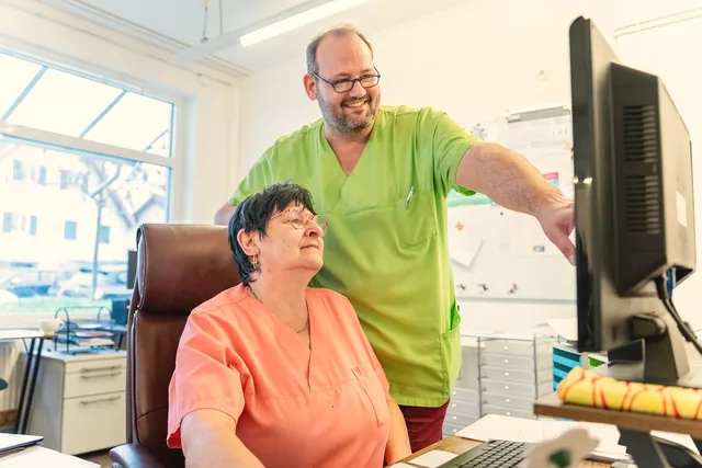 Team von Aktiv Dahoam bei der Qualitätssicherung im Büro München-Großhadern