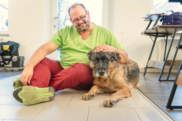 Pflegekraft von Aktiv Dahoam mit Schäferhund